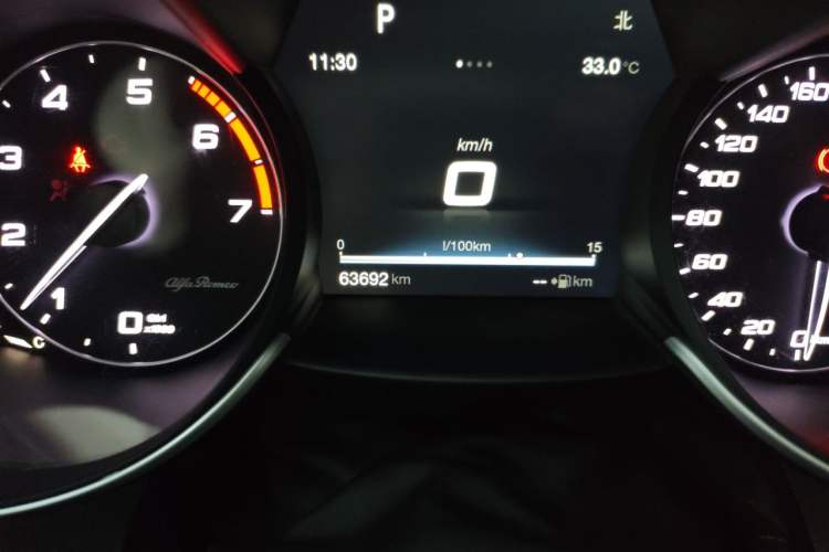 Used Alfa Romeo Giulia 2017 2.0T 280HP Luxury Edition Odometer Close Up