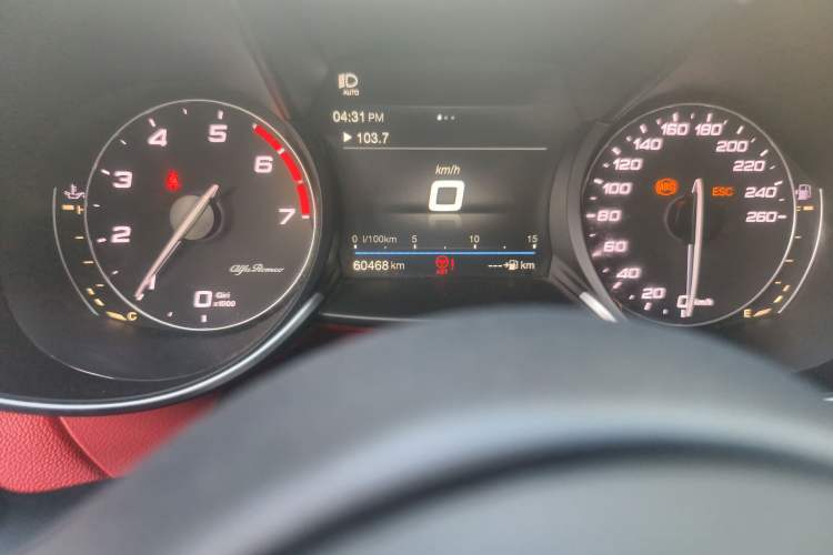 Used Alfa Romeo Giulia 2017 2.0T 200HP Luxury Edition Odometer Close Up