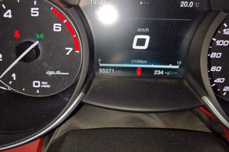 Used Alfa Romeo Giulia 2017 2.0T 200HP Luxury Edition Odometer Close Up