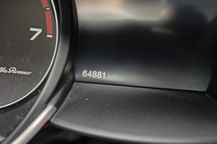 Used Alfa Romeo Giulia 2017 2.0T 280HP Luxury Edition Odometer Close Up