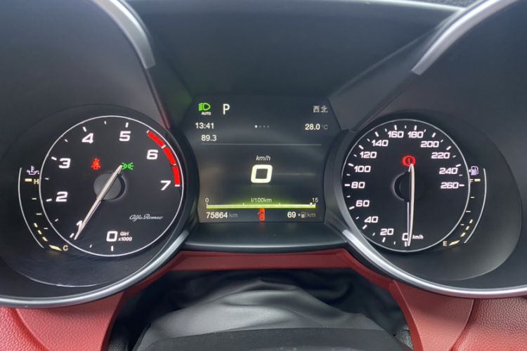 Used Alfa Romeo Giulia 2017 2.0T 280HP Luxury Sport Edition Odometer Close Up