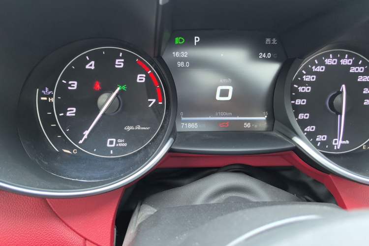 Used Alfa Romeo Giulia 2017 2.0T 200HP Luxury Edition Odometer Close Up