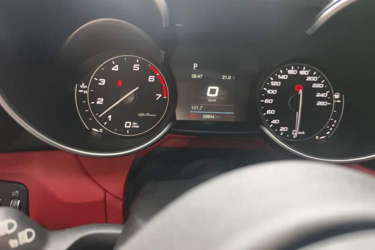 Used Alfa Romeo Giulia 2017 2.0T 200HP Elite Edition Odometer Close Up