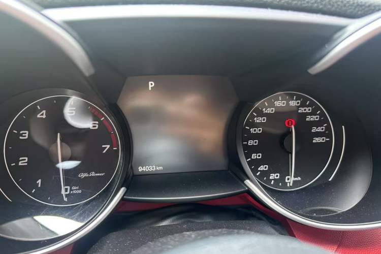 Used Alfa Romeo Giulia 2017 2.0T 200HP Luxury Edition Odometer Close Up