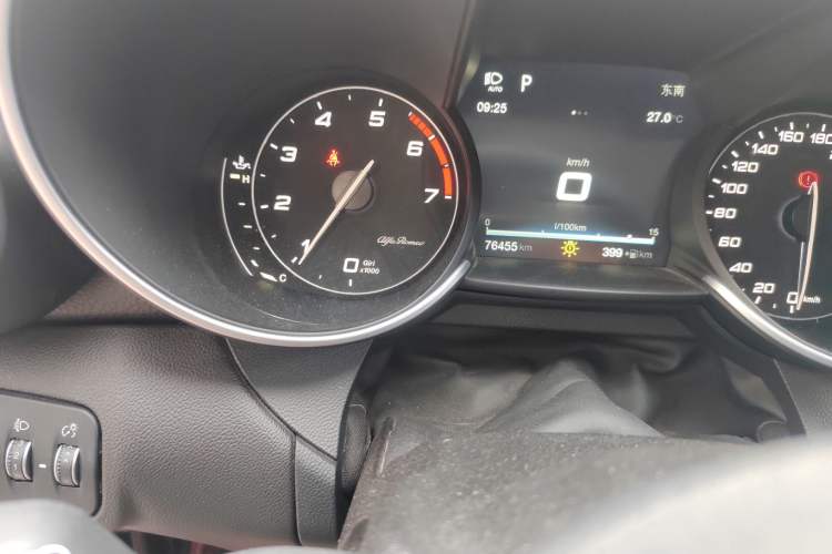 Used Alfa Romeo Giulia 2017 2.0T 280HP Luxury Edition Odometer Close Up