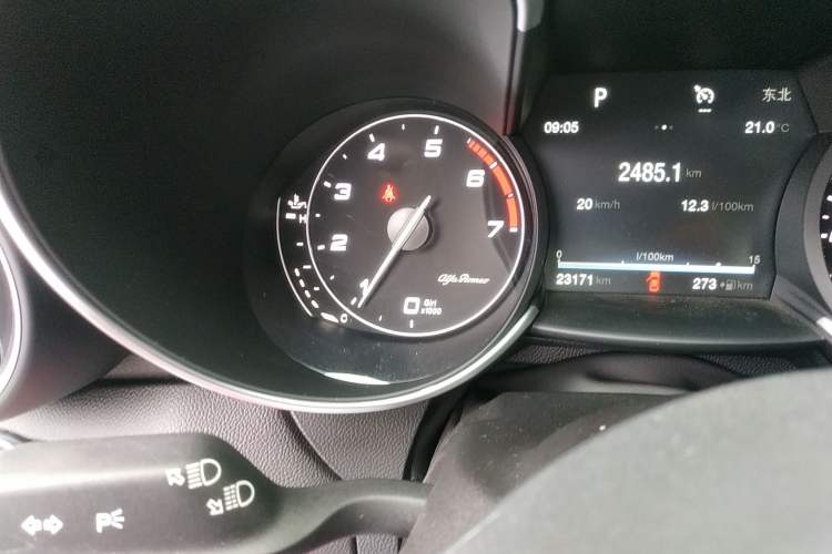 Used Alfa Romeo Giulia 2017 2.0T 200HP Luxury Edition Odometer Close Up