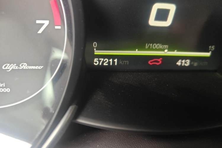 Used Alfa Romeo Giulia 2017 2.0T 200HP Luxury Edition Odometer Close Up