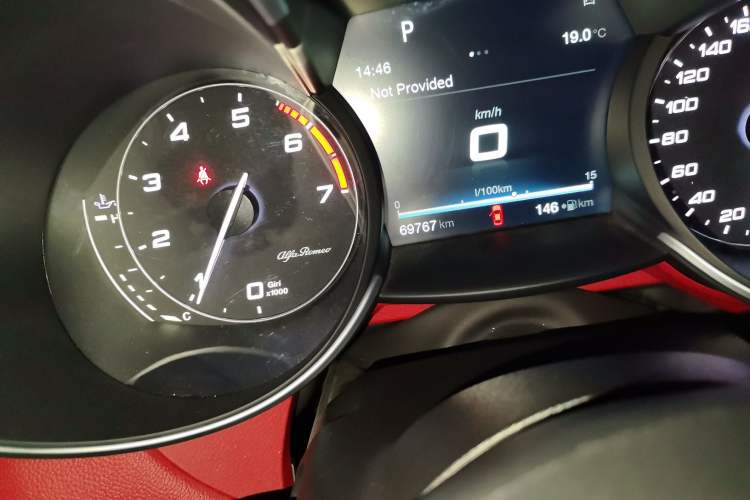 Used Alfa Romeo Giulia 2017 2.0T 200HP Luxury Edition Odometer Close Up