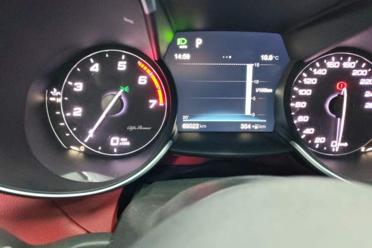 Used Alfa Romeo Giulia 2017 2.0T 200HP Luxury Edition Odometer Close Up