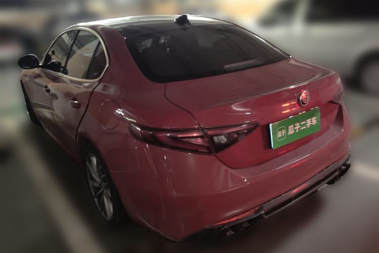Used Alfa Romeo Giulia 2017 2.0T 200HP Luxury Edition Rear Left 45 Deg
