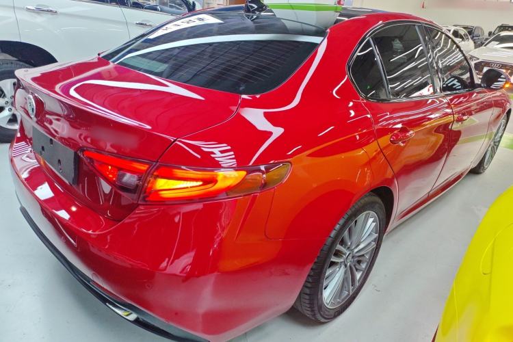 Used Alfa Romeo Giulia 2017 2.0T 280HP Luxury Sport Edition Rear Right 45 Deg