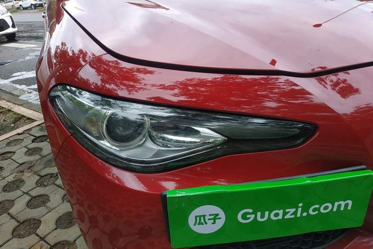 Used Alfa Romeo Giulia 2017 2.0T 200HP Luxury Edition Right Front Headlight