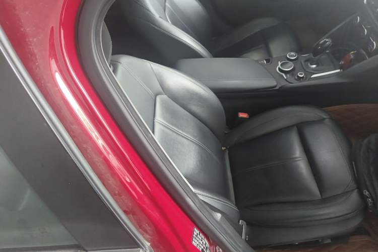 Used Alfa Romeo Giulia 2017 2.0T 200HP Luxury Edition Right Front Seat