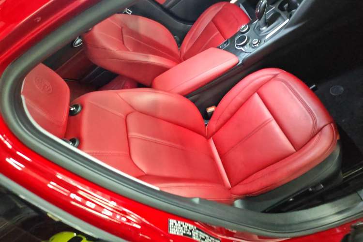 Used Alfa Romeo Giulia 2017 2.0T 200HP Luxury Edition Right Front Seat