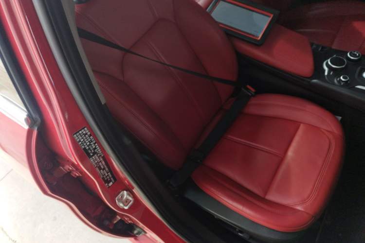 Used Alfa Romeo Giulia 2017 2.0T 200HP Luxury Edition Right Front Seat