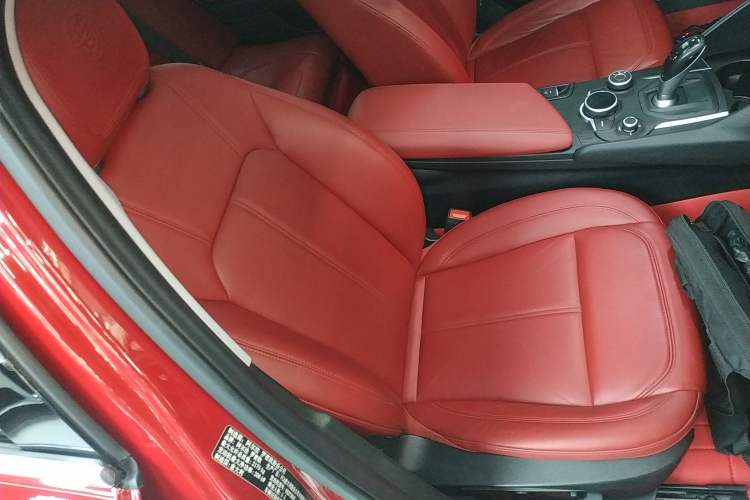 Used Alfa Romeo Giulia 2017 2.0T 280HP Luxury Edition Right Front Seat