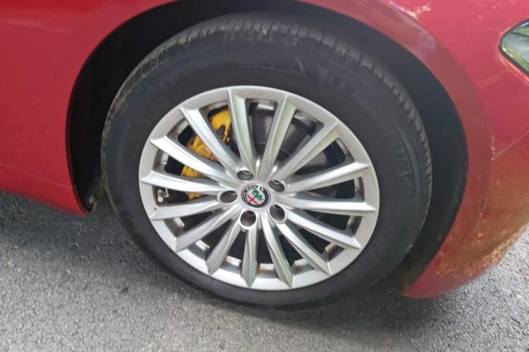 Used Alfa Romeo Giulia 2017 2.0T 200HP Elite Edition Right Front Wheel Hub