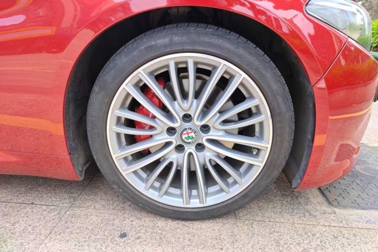 Used Alfa Romeo Giulia 2017 2.0T 280HP Luxury Sport Edition Right Front Wheel Hub