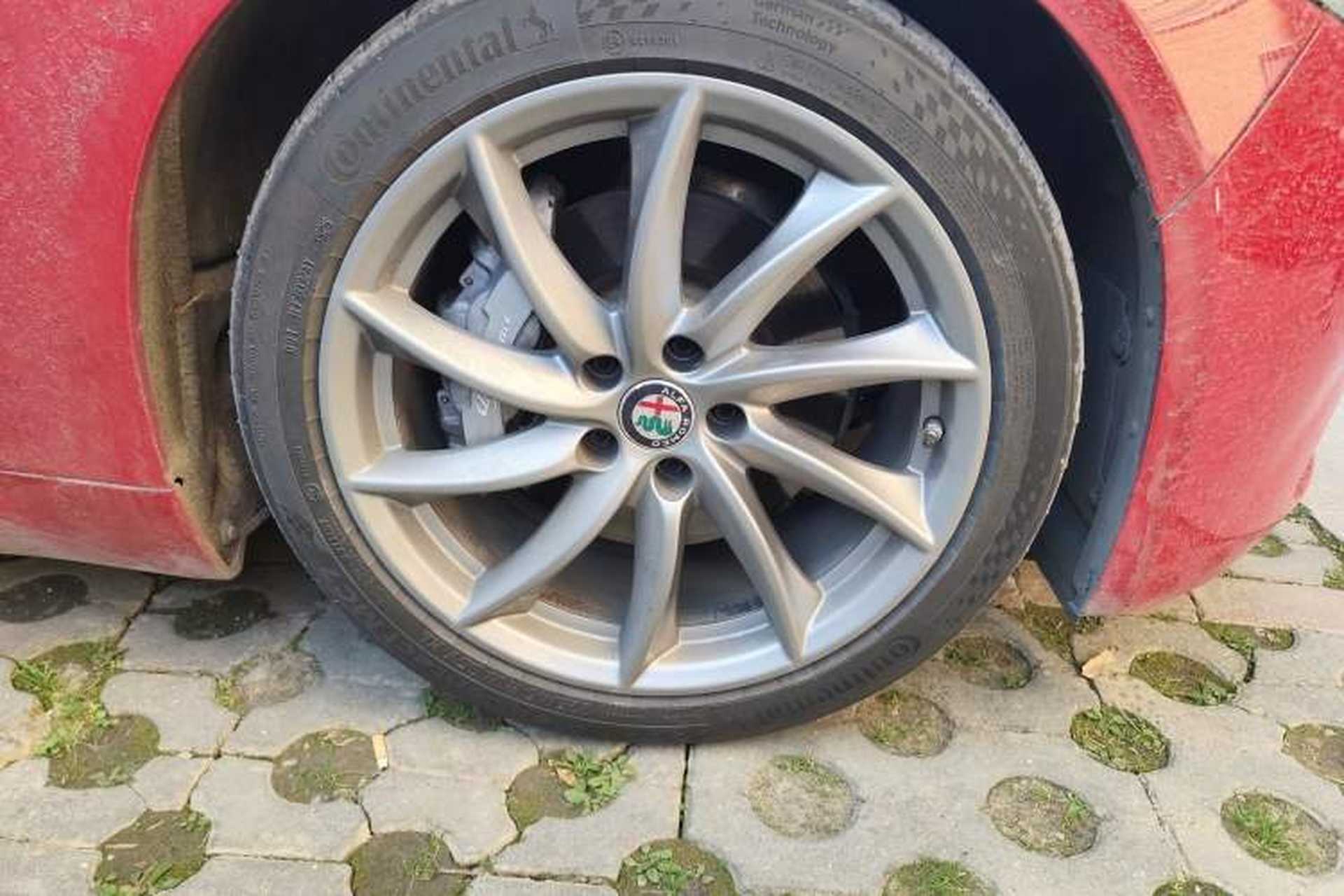 Used Alfa Romeo Giulia 2017 2.0T 200HP Luxury Edition Right Front Wheel Hub