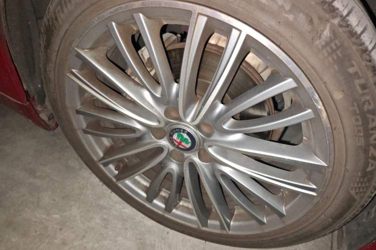 Used Alfa Romeo Giulia 2017 2.0T 200HP Luxury Edition Right Front Wheel Hub