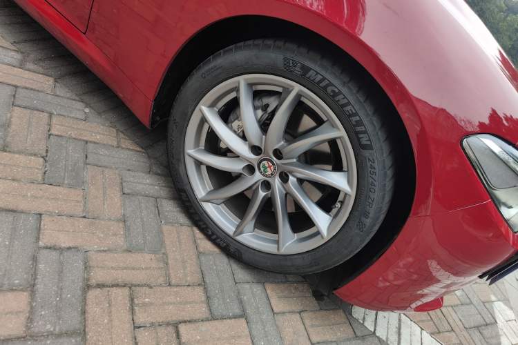 Used Alfa Romeo Giulia 2017 2.0T 280HP Luxury Edition Right Front Wheel Hub
