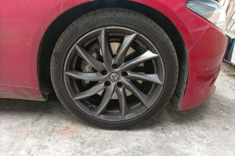 Used Alfa Romeo Giulia 2017 2.0T 280HP Luxury Edition Right Front Wheel Hub