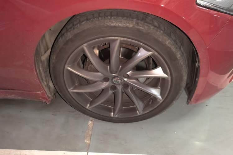 Used Alfa Romeo Giulia 2017 2.0T 200HP Luxury Edition Right Front Wheel Hub