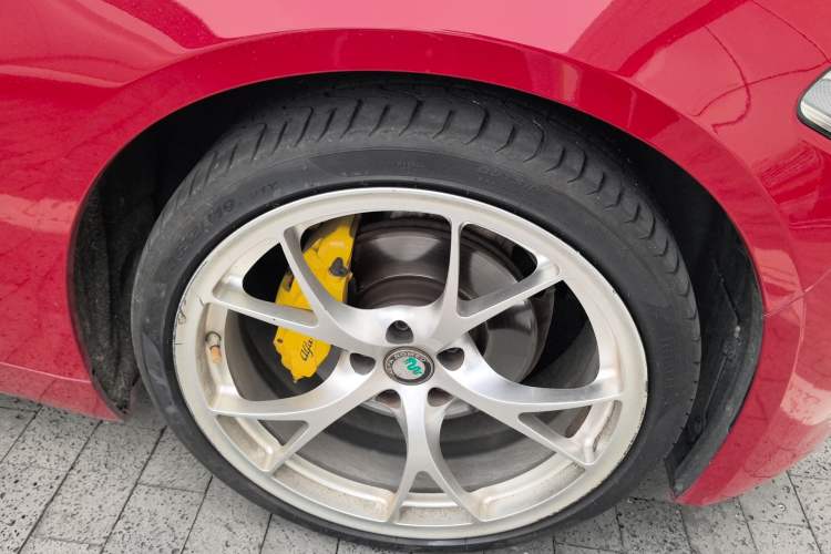 Used Alfa Romeo Giulia 2017 2.0T 200HP Luxury Edition Right Front Wheel Hub