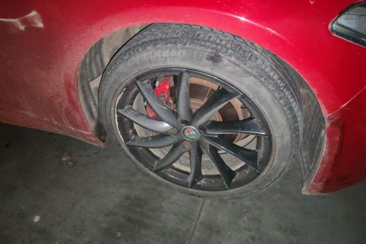 Used Alfa Romeo Giulia 2017 2.0T 200HP Luxury Edition Right Front Wheel Hub