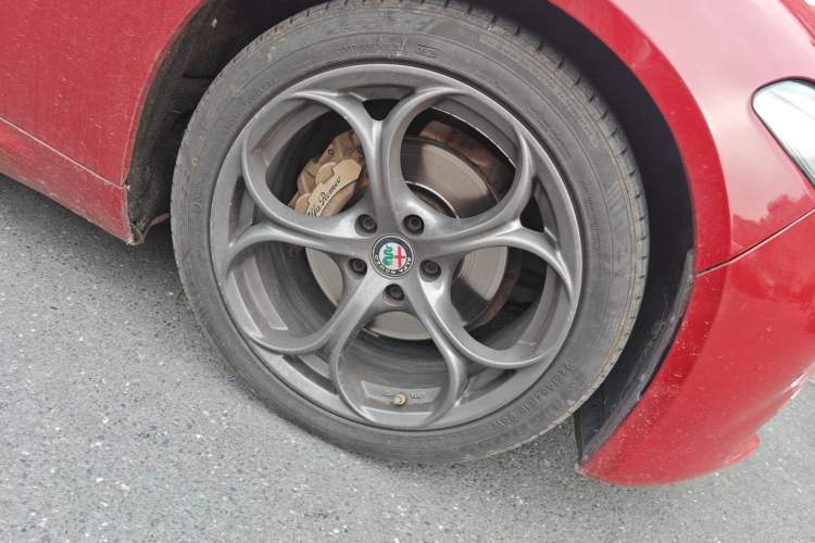 Used Alfa Romeo Giulia 2017 2.0T 200HP Luxury Edition Right Front Wheel Hub