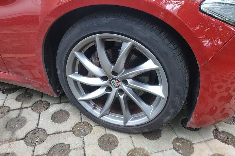 Used Alfa Romeo Giulia 2017 2.0T 200HP Luxury Edition Right Front Wheel Hub