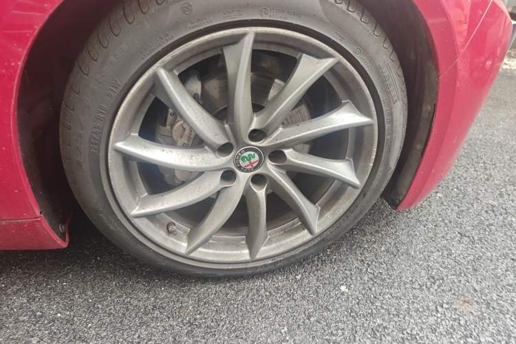 Used Alfa Romeo Giulia 2017 2.0T 200HP Luxury Edition Right Front Wheel Hub