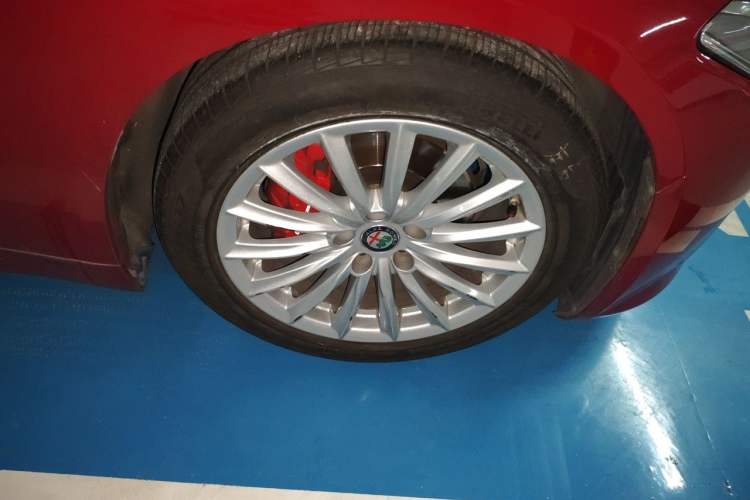 Used Alfa Romeo Giulia 2017 2.0T 200HP Elite Edition Right Front Wheel Hub