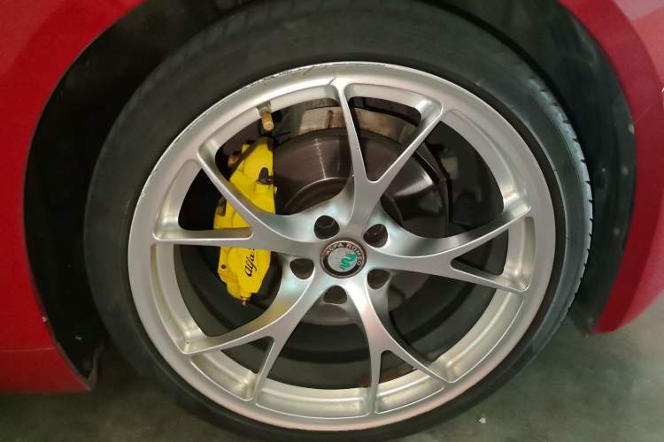 Used Alfa Romeo Giulia 2017 2.0T 200HP Luxury Edition Right Front Wheel Hub
