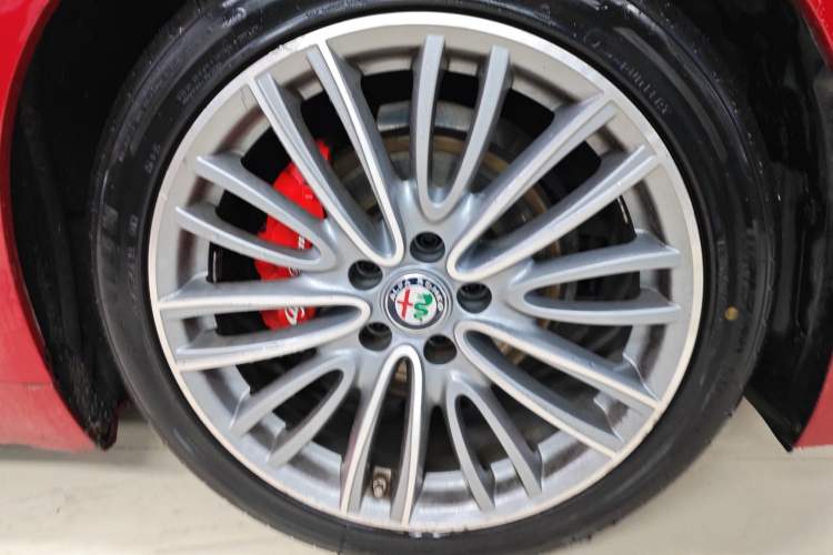 Used Alfa Romeo Giulia 2017 2.0T 200HP Luxury Edition Right Front Wheel Hub