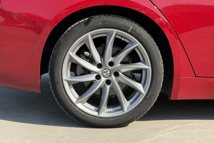 Used Alfa Romeo Giulia 2017 2.0T 200HP Luxury Edition Right Rear Wheel Hub