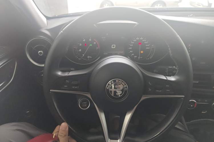Used Alfa Romeo Giulia 2017 2.0T 200HP Luxury Edition Steering Wheel