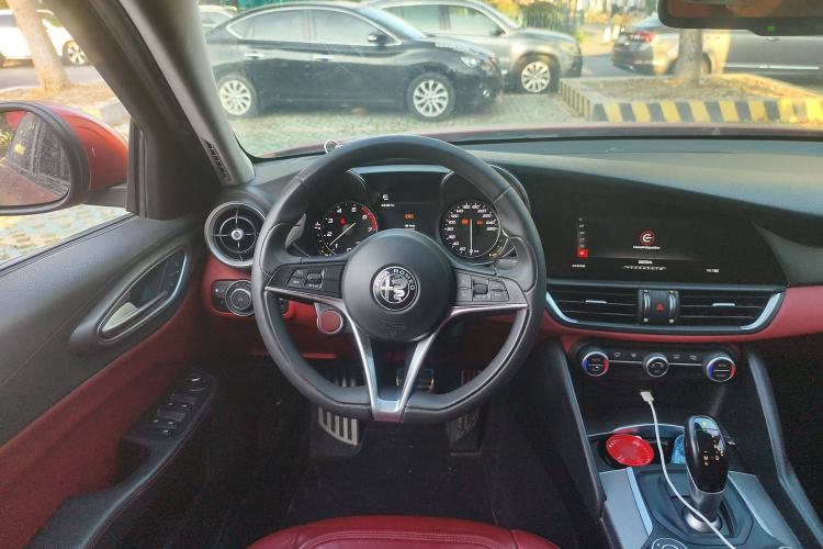 Used Alfa Romeo Giulia 2017 2.0T 200HP Luxury Edition Steering Wheel