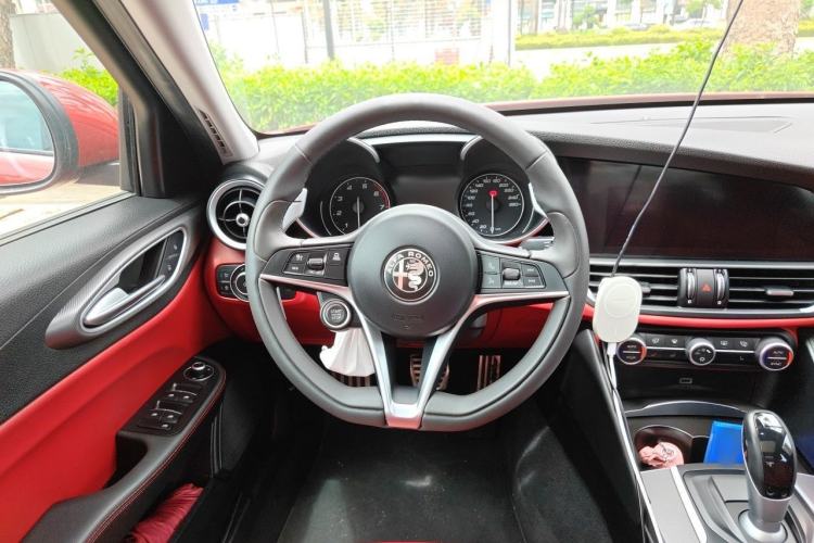 Used Alfa Romeo Giulia 2017 2.0T 280HP Luxury Sport Edition Steering Wheel