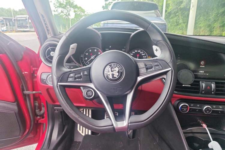 Used Alfa Romeo Giulia 2017 2.0T 280HP Luxury Sport Edition Steering Wheel