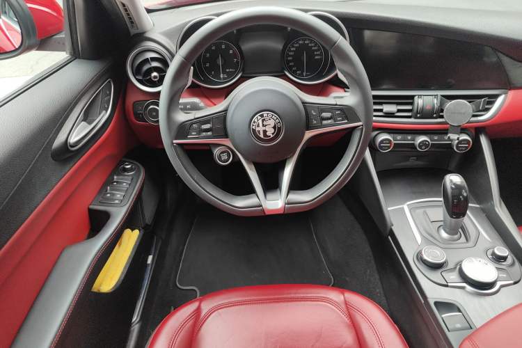 Used Alfa Romeo Giulia 2017 2.0T 280HP Luxury Edition Steering Wheel