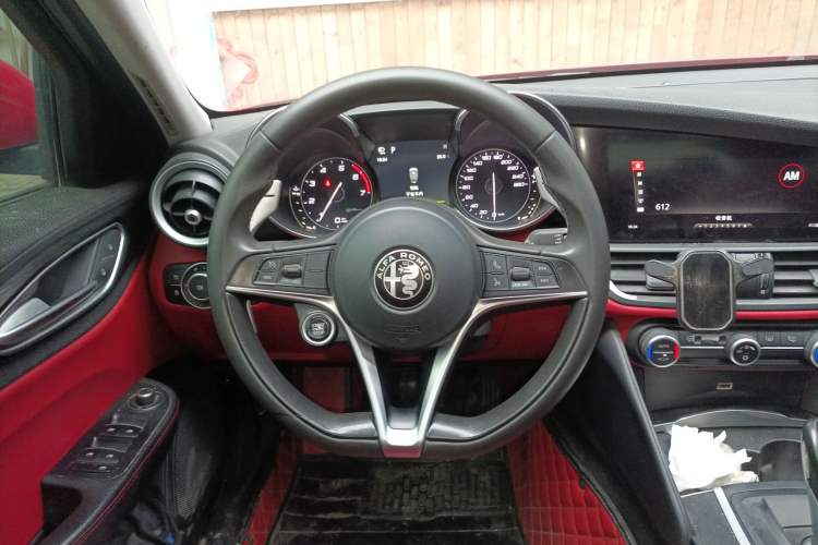 Used Alfa Romeo Giulia 2017 2.0T 280HP Luxury Edition Steering Wheel