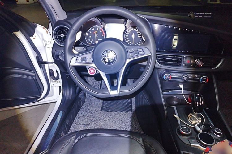 Used Alfa Romeo Giulia 2017 2.0T 280HP Luxury Edition Steering Wheel