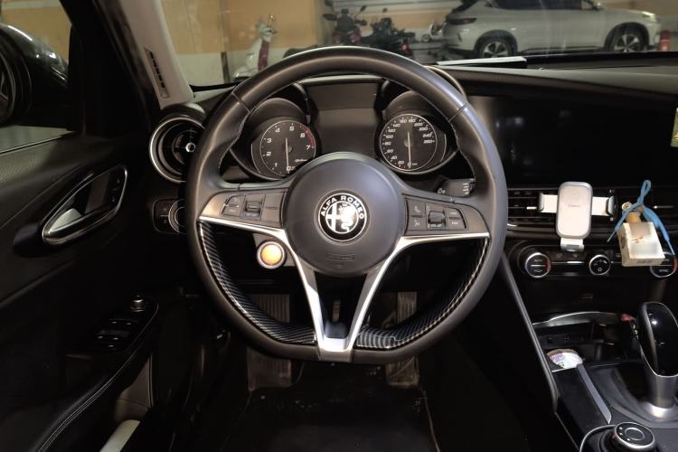 Used Alfa Romeo Giulia 2017 2.0T 200HP Luxury Edition Steering Wheel