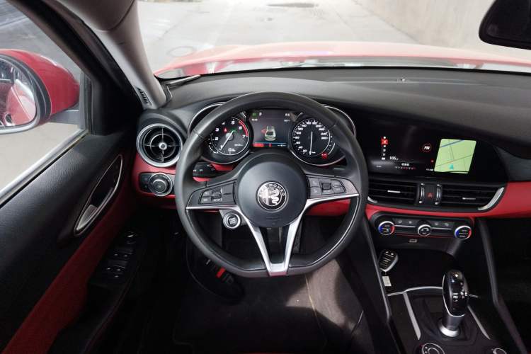 Used Alfa Romeo Giulia 2017 2.0T 200HP Luxury Edition Steering Wheel