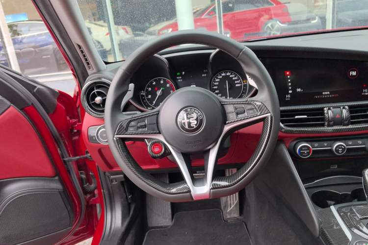Used Alfa Romeo Giulia 2017 2.0T 200HP Luxury Edition Steering Wheel