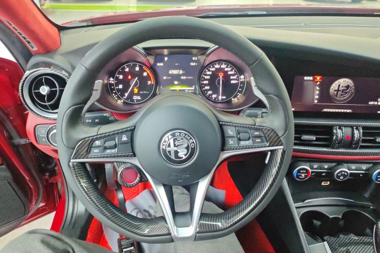Used Alfa Romeo Giulia 2017 2.0T 280HP Luxury Sport Edition Steering Wheel