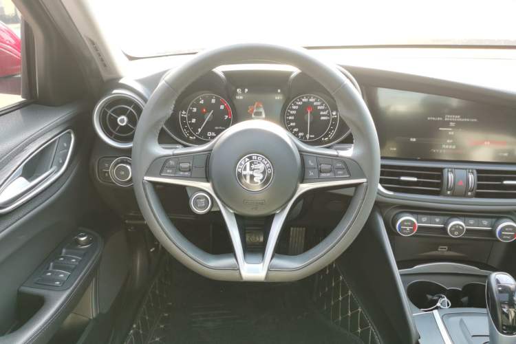 Used Alfa Romeo Giulia 2017 2.0T 200HP Luxury Edition Steering Wheel