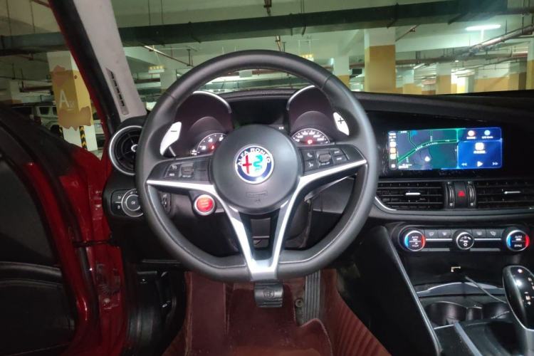 Used Alfa Romeo Giulia 2017 2.0T 200HP Luxury Edition Steering Wheel