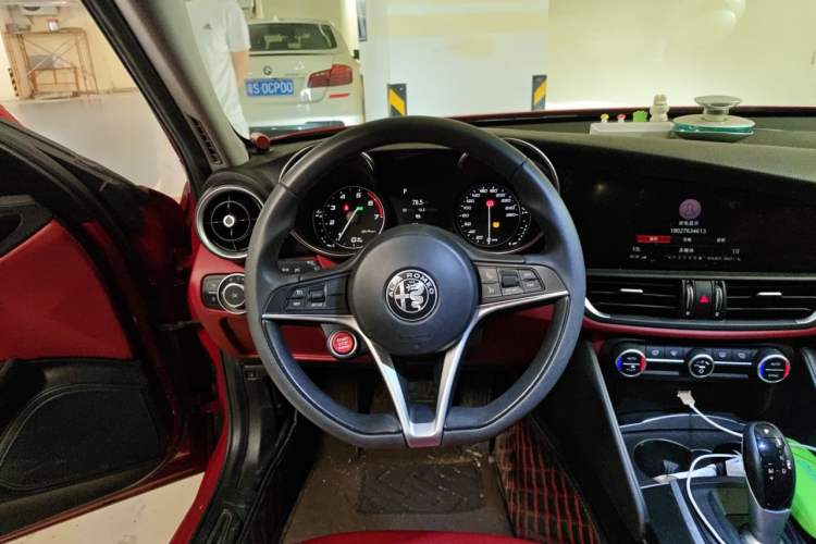 Used Alfa Romeo Giulia 2017 2.0T 200HP Elite Edition Steering Wheel